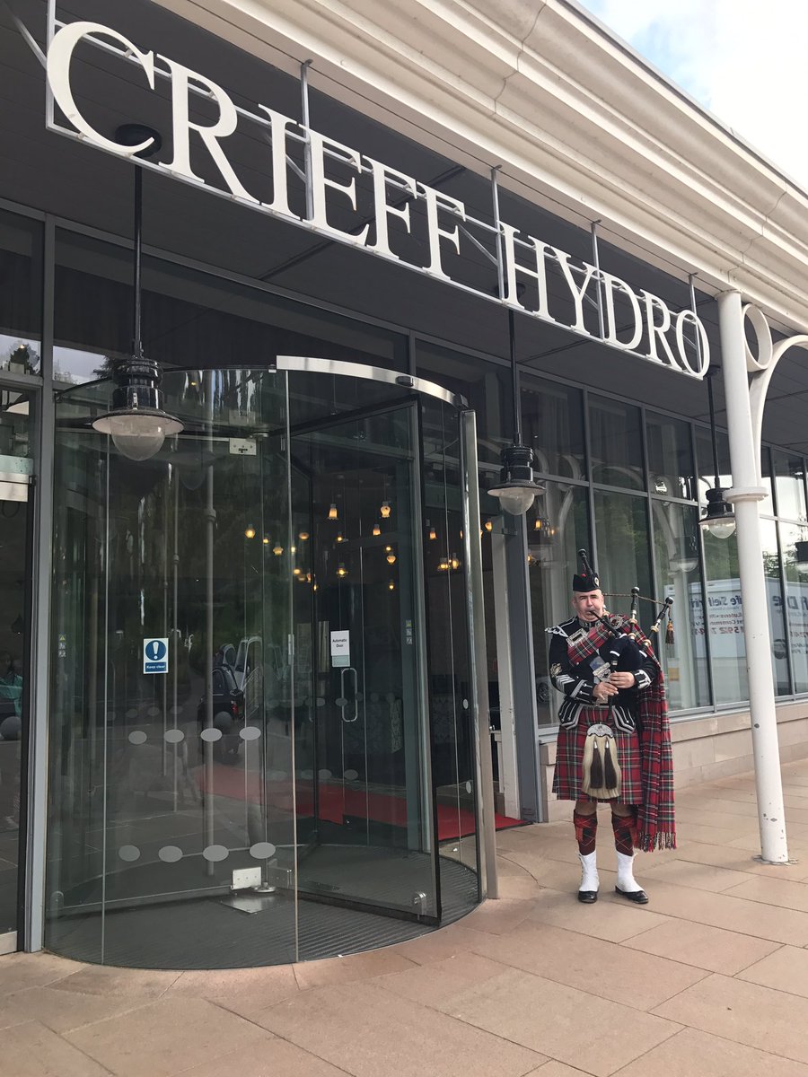 Piper welcome <a href="/CrieffHydro/">Crieff Hydro Hotel</a> for <a href="/Xperiencescot/">Experience Scotland</a> #welcometoscotland #bagpipes