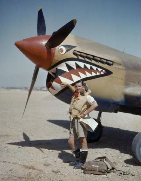 ron_eisele's tweet photo. Flight Lt. Costello of 112 Sqn RAF and his Kittyhawk (Sidi Heneish, Egypt, April 1942). Note RAF 1936 pattern flying boots. https://t.co/ppzuq7lnbZ