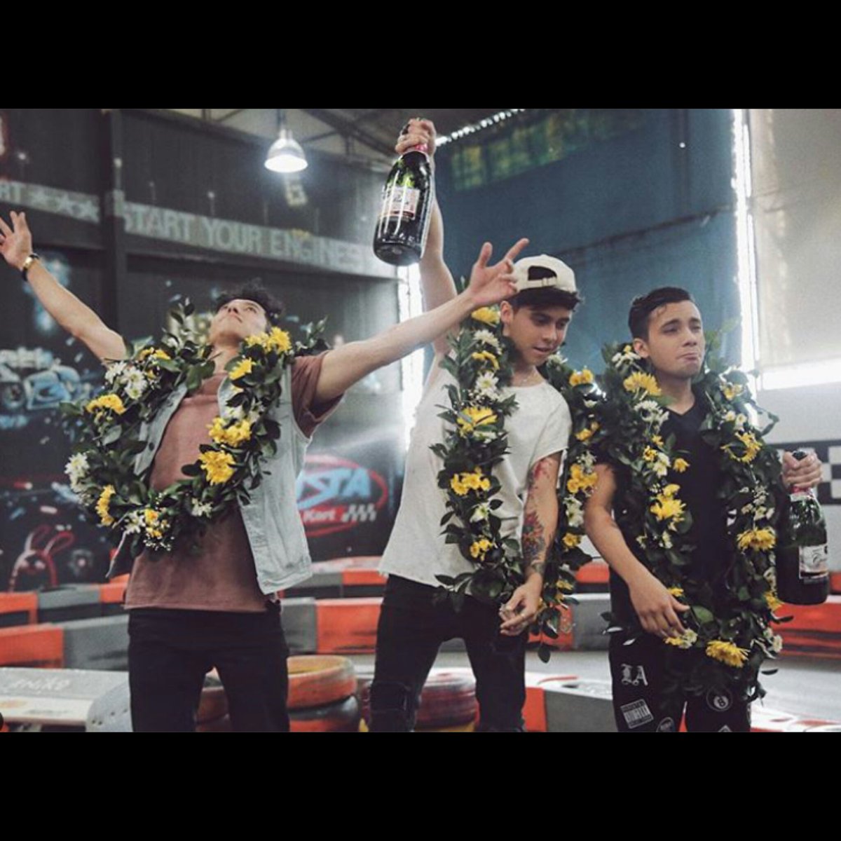 LAPISTAINDOOR's tweet photo. Divertida carrera de yotubers en la Pista, sintieron la emoción de ser piloto!!💯💪🏽🏆🏁😍 https://t.co/y53NNh2jsT