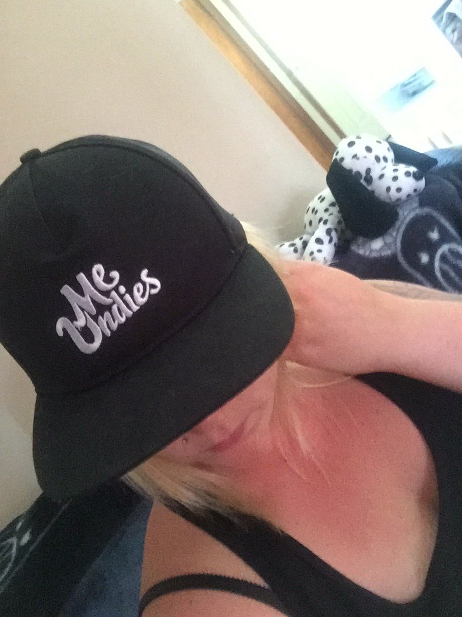 Chelsx0x's tweet photo. Hey #MeUndiesFam when are you going to get some nice shirts to go with my hat!?? https://t.co/qu1uf94Wkb