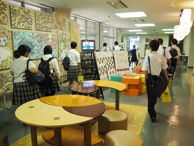 愛知産業大学 6 9 金 に鹿島学園高等学校 浜松キャンパスの生徒40名が来学 2号館の1階の左官技術のトイレや図書館 デザイン学科の作品など1時間程度キャンパスを歩き回り コミュニティホールで昼食を取り 見学を終了いたしました 愛知産業大学 愛知産業大学 6 9 金 に鹿島学園高等学校 浜松キャンパスの生徒40名が来学 2号館の1階の左官技術のトイレや図書館 デザイン学科の作品など1時間程度キャンパスを歩き回り コミュニティホールで昼食を取り 見学を終了いたしました 愛知産業大学