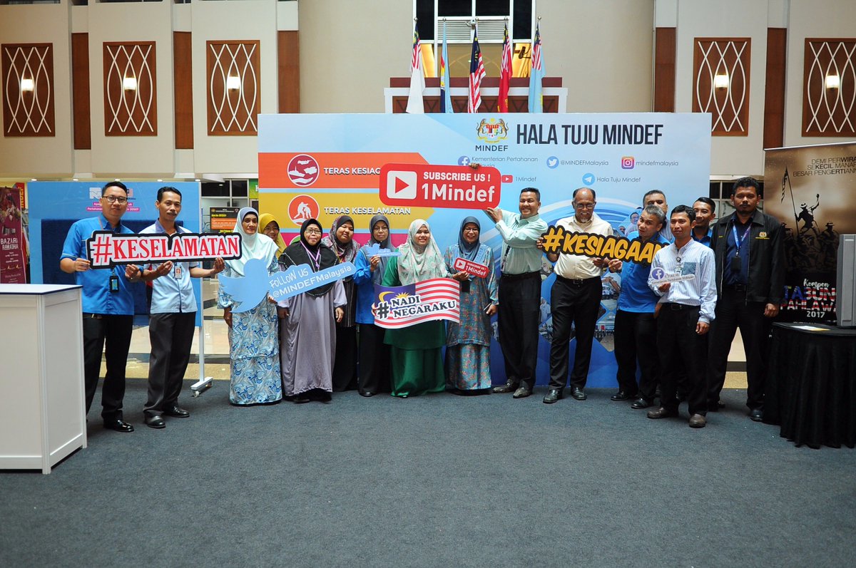 MINDEFMalaysia's tweet photo. 13 Jun 2017 -
Photo Booth #HalaTujuMinDef dipenuhi Bahagian Pentadbiran yang bergambar kenangan di Foyer Wisma Pertahanan. https://t.co/ZnMYvboErY