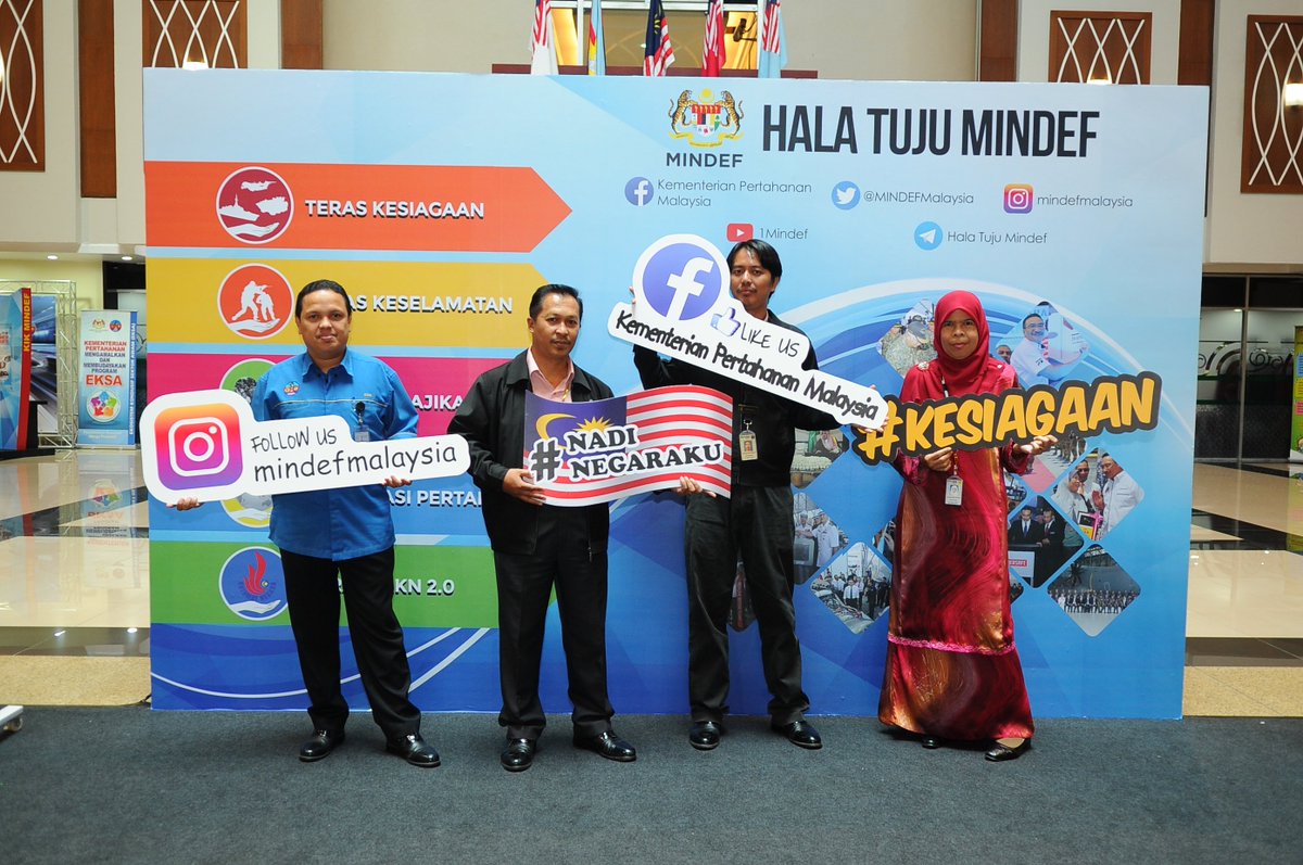 MINDEFMalaysia's tweet photo. 13 Jun 2017 -
Photo Booth #HalaTujuMinDef dipenuhi Bahagian Pentadbiran yang bergambar kenangan di Foyer Wisma Pertahanan. https://t.co/ZnMYvboErY