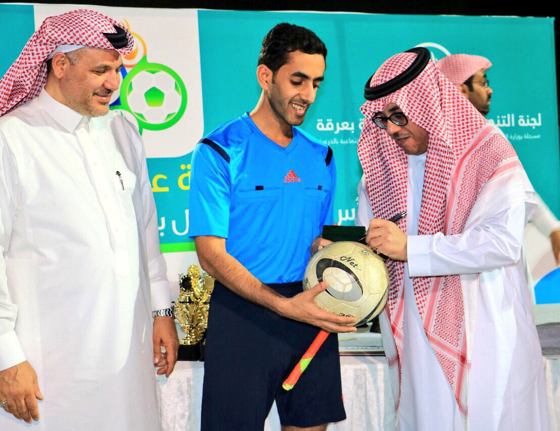 sportergah's tweet photo. حكام نهائي #بطولة_عرقة_الرياضية في صور تذكارية مع رئيس مجلس إدارة #تنمية_عرقة أ. بدر الرواف ورجل الأعمال أ. سعود العويس .. https://t.co/4lCLph0t5s
