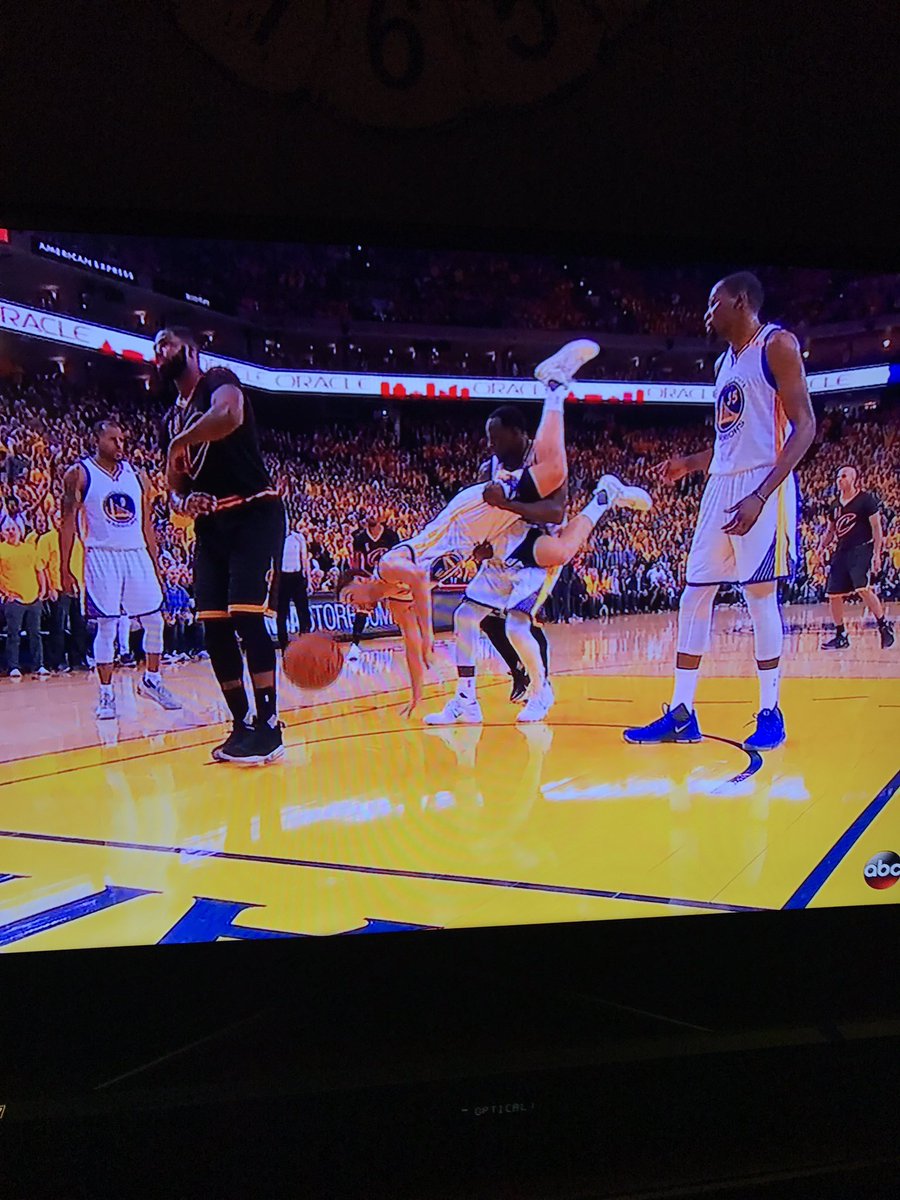 JacobCalhoun5's tweet photo. When you're the dd but trying to get your drunk friend to leave https://t.co/Jo1ZeVTQVJ