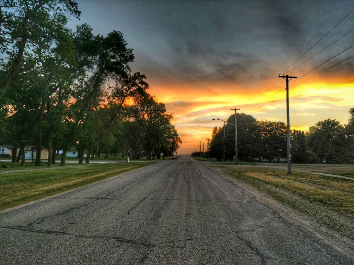 Photoriet's tweet photo. Woodstock, MN
#500px #500pxtrg #PhotoRTs #PhotoRTGroup #ThePhotoHour #TheStormHour #photographyart #rurallife #village https://t.co/tEvZneBF14