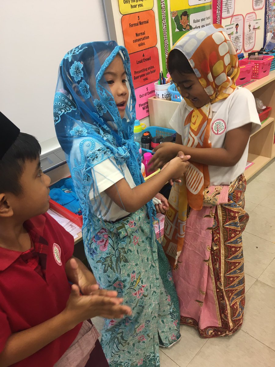 HISPrimaryBM's tweet photo. Year 1 Developing students during Hari Raya show &amp; tell 🤝#Salam #hariraya #kainpelikat #kainbatik #songkok #kopiah #tudung https://t.co/ulr0p9O623