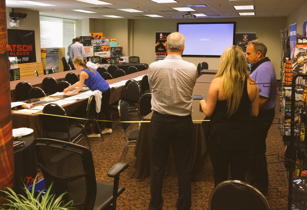 ninabalderas's tweet photo. @WatsonGloves how many ppl does it take to set up our #agm meeting room? #gettingready https://t.co/GVrWZP9Sof