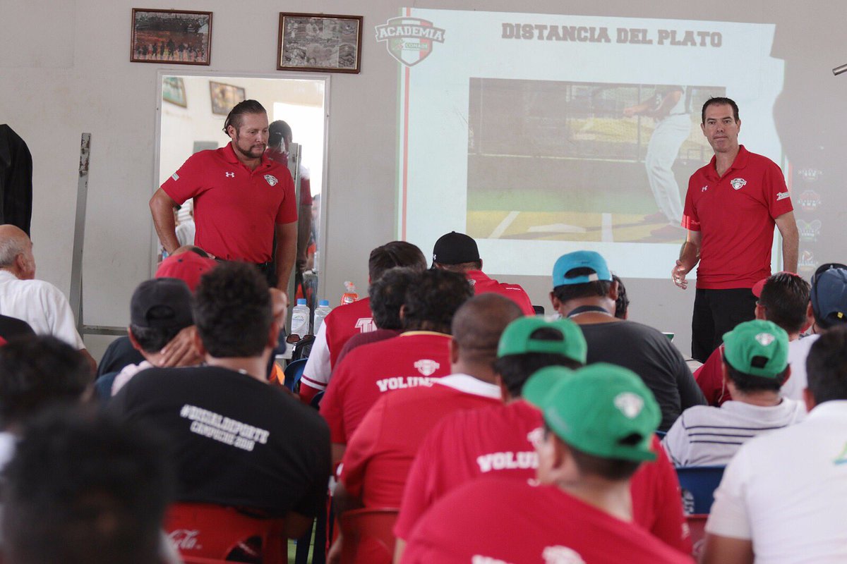 conadeoficial's tweet photo. #AcademiaConade⚾️y @ENED_oficial buscan entrenadores en clínicas de @karimgarcia95 y @valdezrocket #SomosLosPróximos https://t.co/x1jGIdOGZl https://t.co/mInTtEQTQ5
