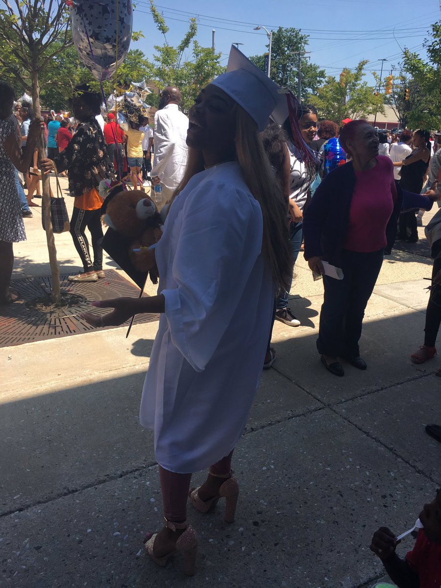 __LesbiGAY's tweet photo. Hella People Doubted Me But Guess What I AINT GIVE NO FUCKS, Just Laughed At They Ass😂CLASS OF 2017 BITCH😝👩🏼‍🎓😘 https://t.co/xRK2Iwhtwf