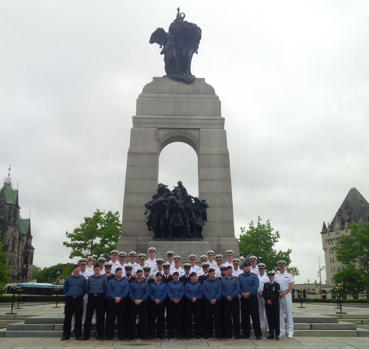 Comd_RCN's tweet photo. BZ aux membres #MarineRC qui montent la garde au monument commémoratif de guerre du Canada grâce au Programme national des sentinelles #FAC https://t.co/a09ZOVxGB4