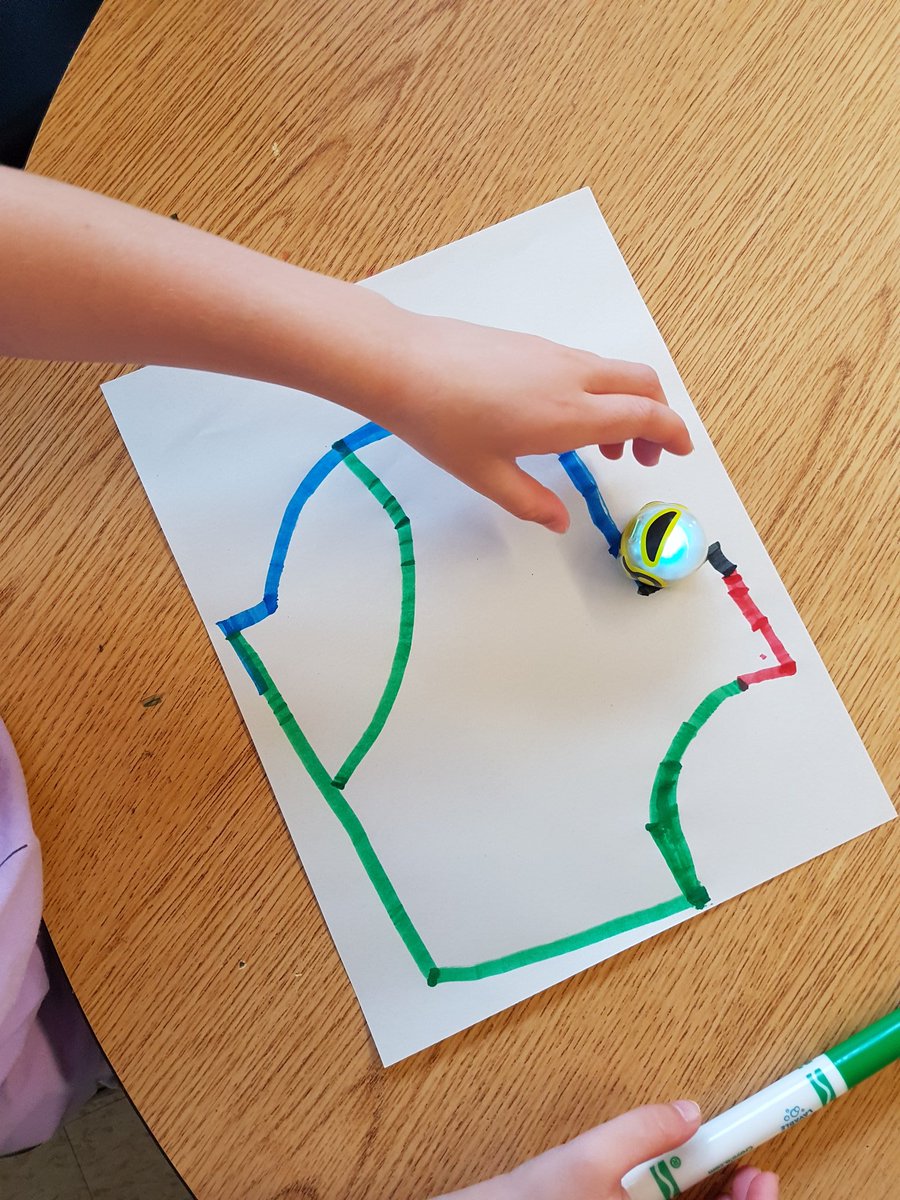 MsRMoore's tweet image. Tech mini workshop today #codinginkinder #beebot #ozobot