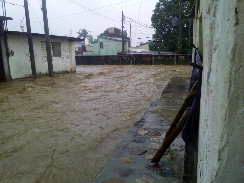 LagarrapataS22's tweet photo. Calles aledañas a la Col Petrolera #SalinaCruz inundadas por las lluvias d la #TormentaCalvin #Istmo @bbmnoticias1 https://t.co/rJmV78Hp67