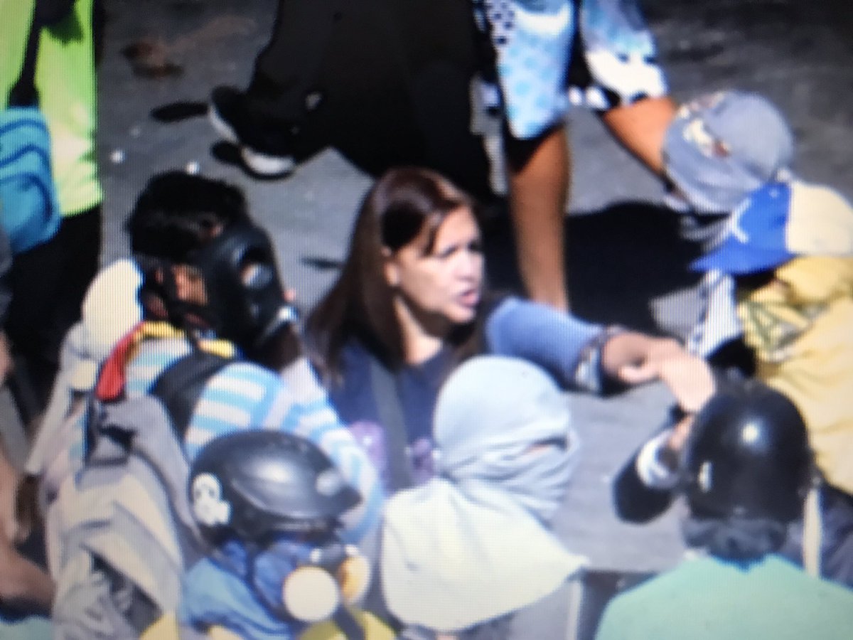 MQuevedoF's tweet photo. Aquí tenemos la Jefa de la Célula Terrorista que atacó Ministerio de Hábitat y Vivienda con 45 niñ@s adentro! Operación TUN-TUN, RMuchacho! https://t.co/Y7t7avSAka