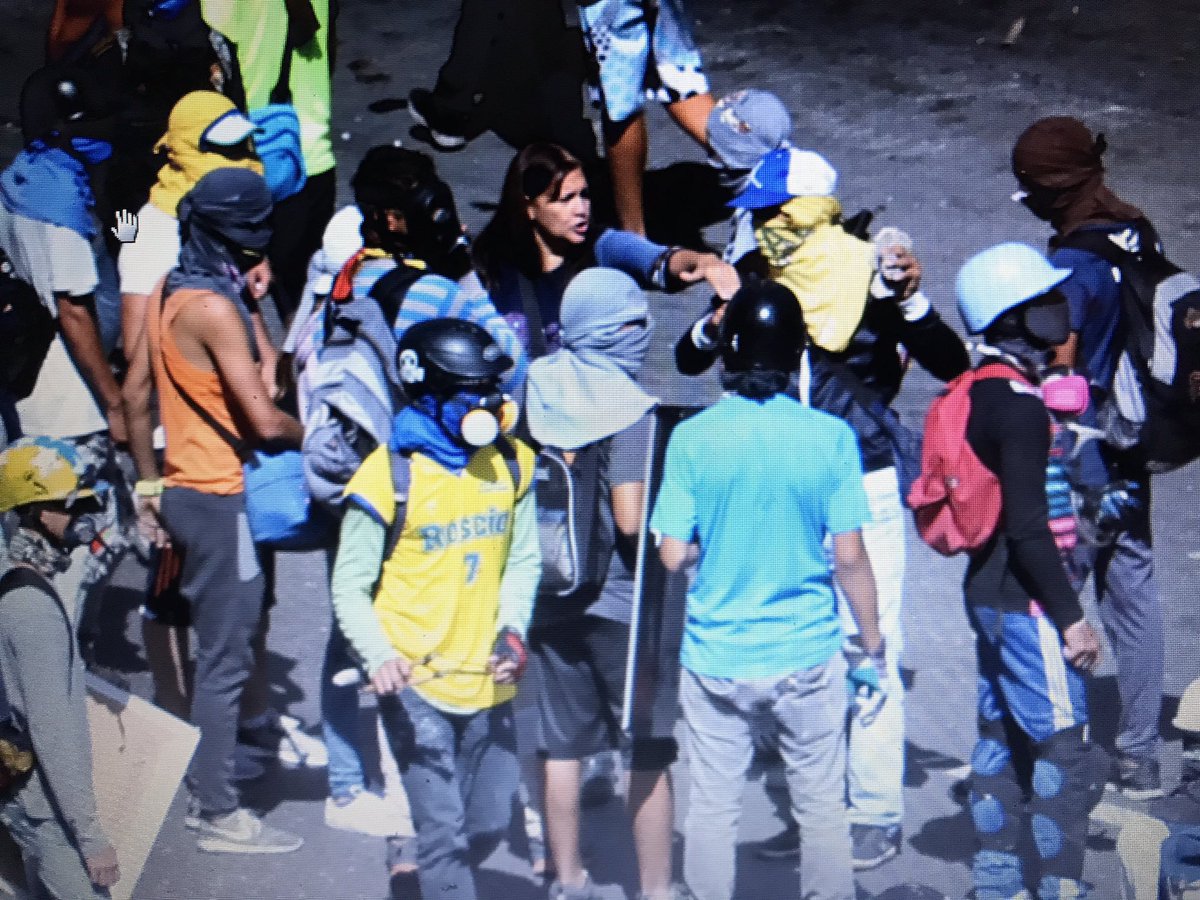 MQuevedoF's tweet photo. Aquí tenemos la Jefa de la Célula Terrorista que atacó Ministerio de Hábitat y Vivienda con 45 niñ@s adentro! Operación TUN-TUN, RMuchacho! https://t.co/Y7t7avSAka