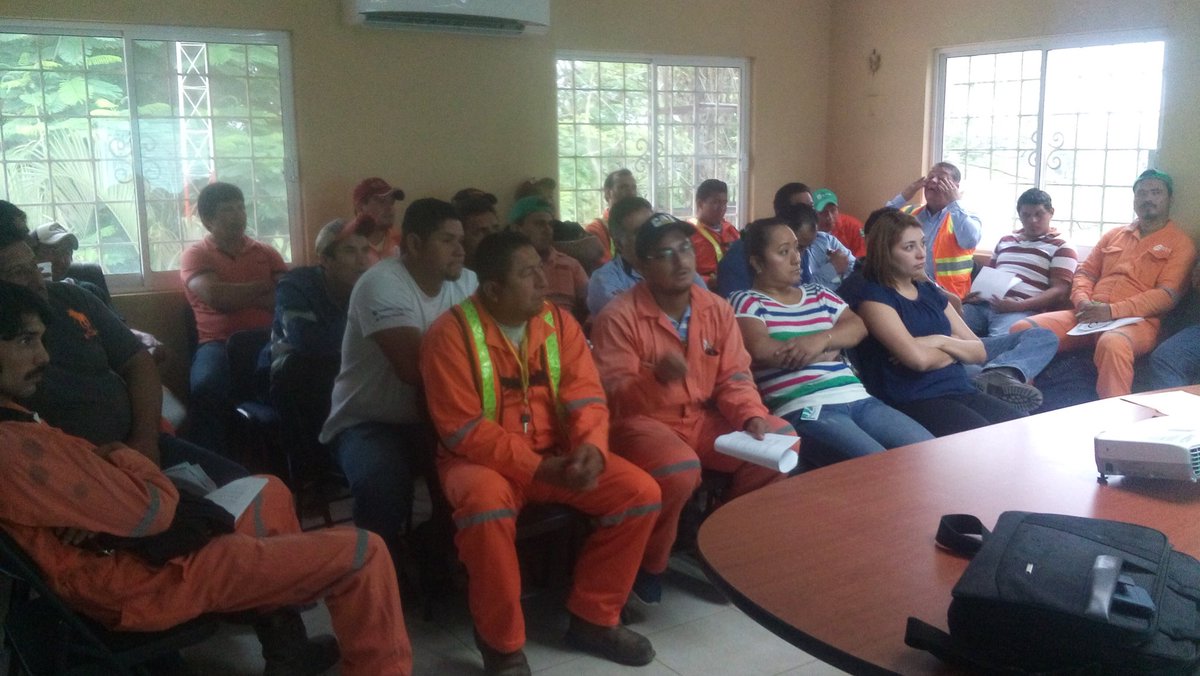SSPCTabasco's tweet photo. Impartimos cursos de capacitación y actualización en #EdVial y reglamento de tránsito a personal de la empresa Ambiental de la Laguna #PEC https://t.co/mfsAZmESob