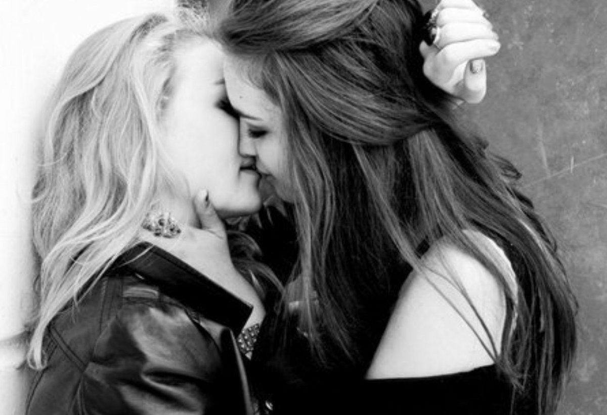 6 lesbian. Поцелуй девушек. Поцелуй двух девушек. Девушка целуется с девушкой. Девушка целует незнакомых девушек.