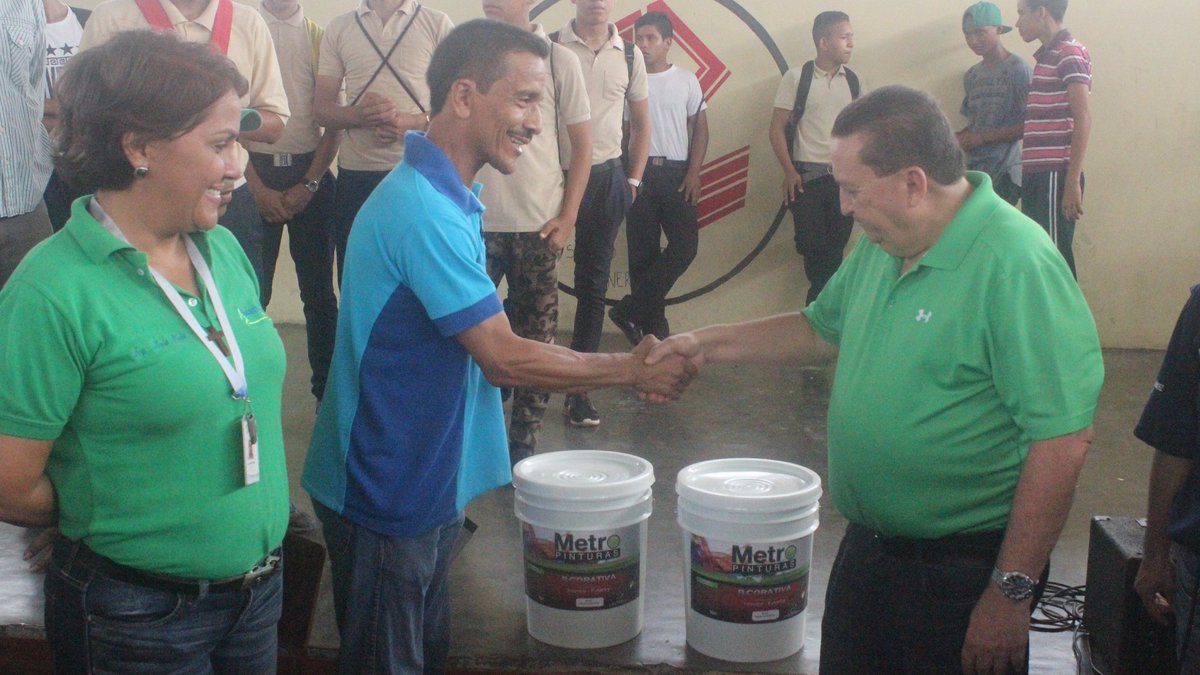 Alc. <a href="/MERVINMENDEZQ/">Mervin Méndez</a> realizó trabajos de limpieza,fumigación y reacondicionamiento de pintura al liceo Dr.Raul Cuenca youtu.be/LUy9gYTNZYg