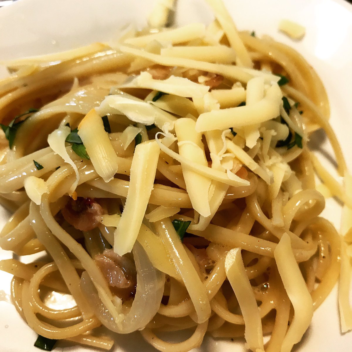 lesslove0313's tweet photo. Added bacon, cheese and cracked open an egg. #getinmybelly #onepanpasta #linguini #freshbasil #myprofessortaughtme https://t.co/UIvwx1VGA6
