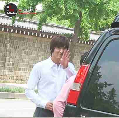 #이민호 #올댓민호 #LeeMinHo 
[110613 시티헌터 야외촬영] 팬이 된 후 가장 크게 놀란 날.촬영중 차사고 나던 날.오전 촬영때 밝게 웃으며 찍고 있었는데.그래도 정말 많이 안다쳐서 다행이였던..