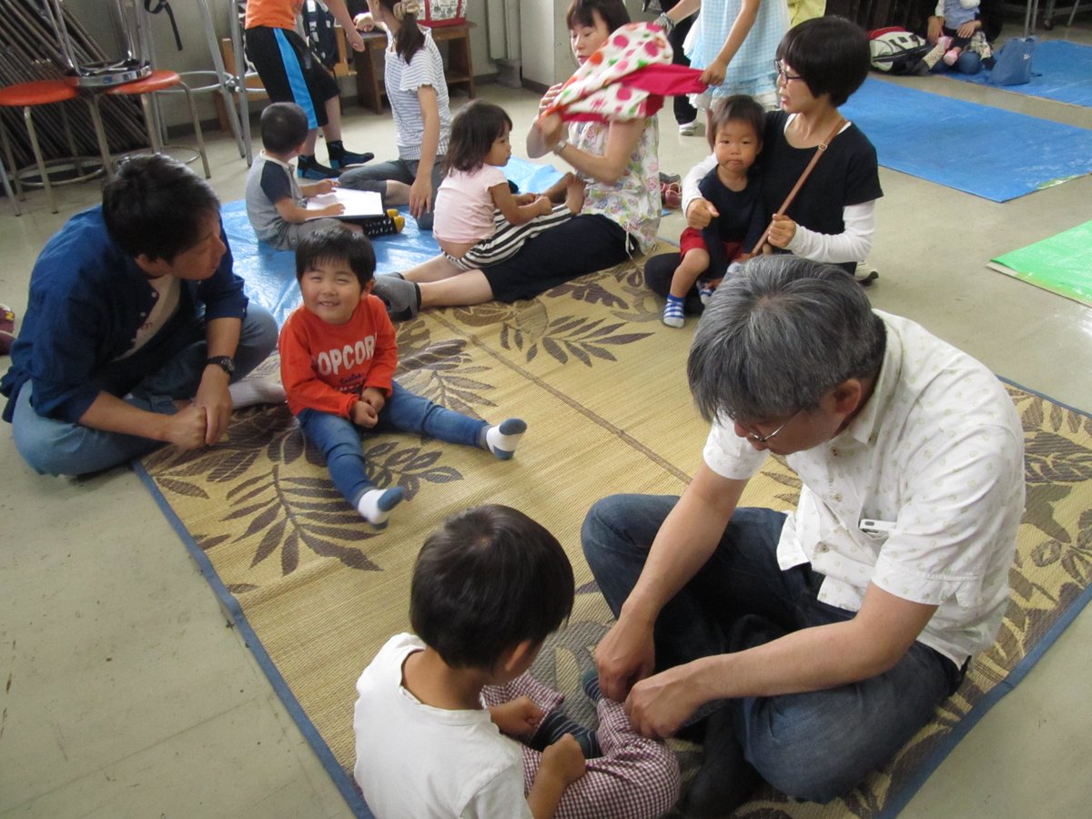 ミヤザキアトリエ A Twitter 幼児造形あそび 糸引き絵で遊んだ後はミニ演奏会 今回はピアノです 6月にちなみ 歯を磨きましょ や カタツムリ の歌でリズム遊びをしたり 大きな古時計 の連弾を聴いたりしました T Co Tnjpugw3pk T Co