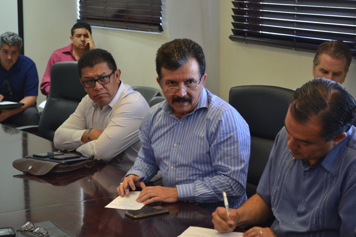 SNTESECCION2MXL's tweet photo. #SnteUnidadYFortaleza  Orgullosos siempre de ser trabajadores de la Educación..."No hay marcha atrás exigimos solución": @sgmarioaispuro https://t.co/6aoAVDQSJb