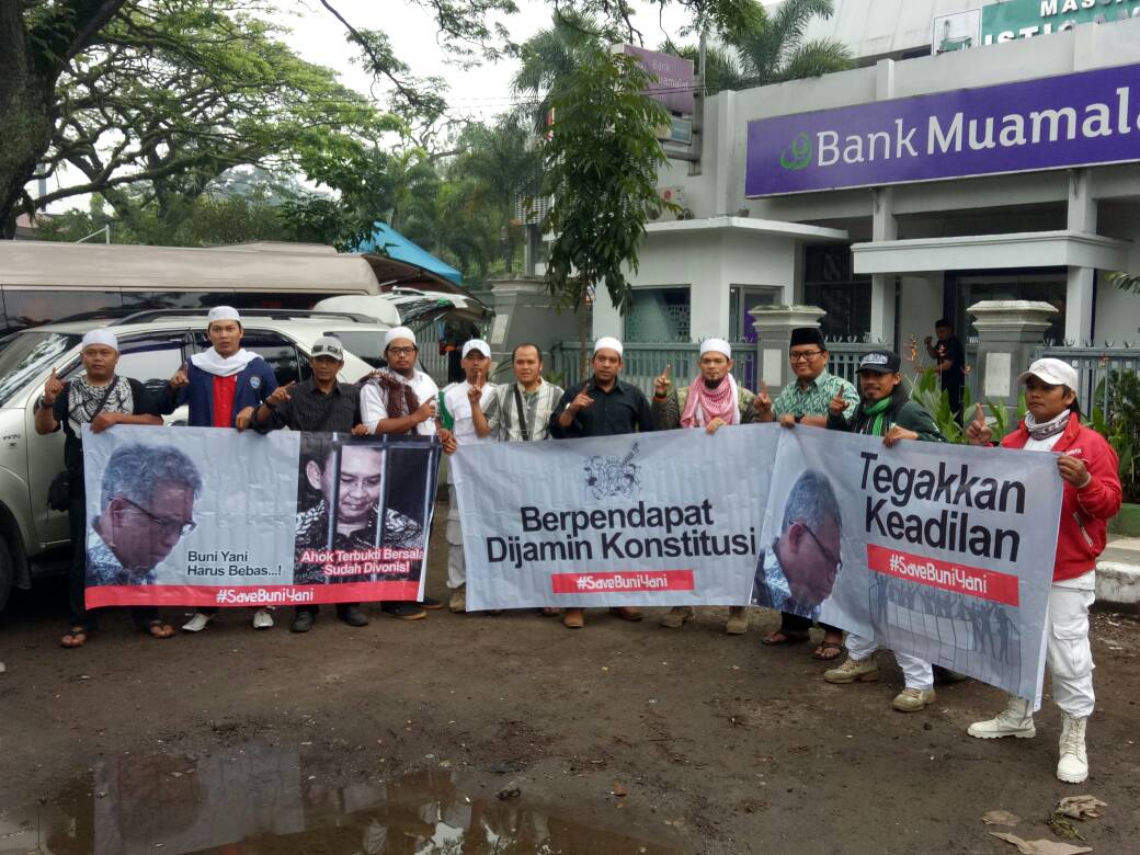 fahiraidris's tweet photo. Assalamualaikum.wr.wb Pagi ini persidangan pertama Bang @BuniYani di Bandung. Mhn doa teman2 semua agar BUNI YANI BEBAS DARI SEGALA TUNTUTAN https://t.co/dZGWS5fBMj