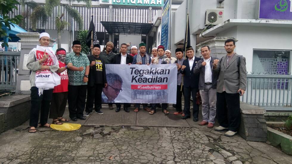 fahiraidris's tweet photo. Assalamualaikum.wr.wb Pagi ini persidangan pertama Bang @BuniYani di Bandung. Mhn doa teman2 semua agar BUNI YANI BEBAS DARI SEGALA TUNTUTAN https://t.co/dZGWS5fBMj