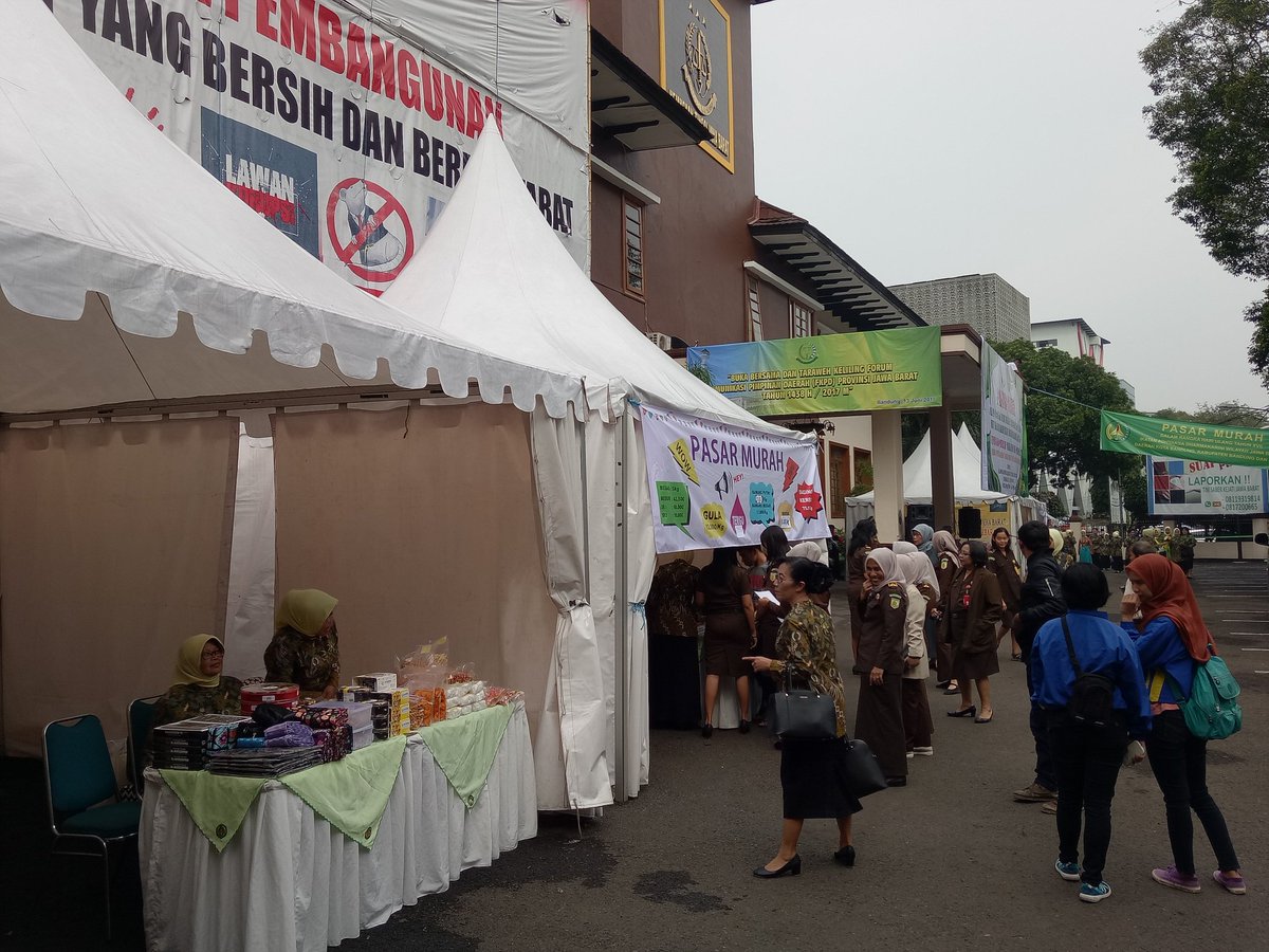 luckymlukman's tweet photo. Ada pasar murah di kantor kejati jabar jln L.L.R.E Martadinata Bdg..banyak barang murah. Sila mrapat @infobdg @PRFMnews @infobandung https://t.co/udBOKgJMlR
