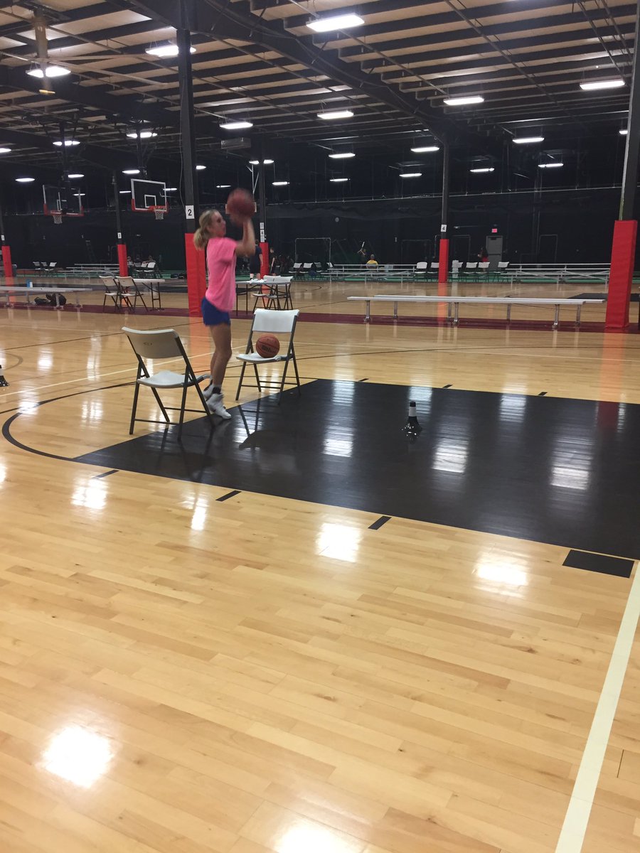 Mosley41's tweet image. Teaching to explode ⬆️in to her shot w/ a quick release. Also gotta add the 🏀handling to the mix. #EfficientTraining #TrainImpossible
