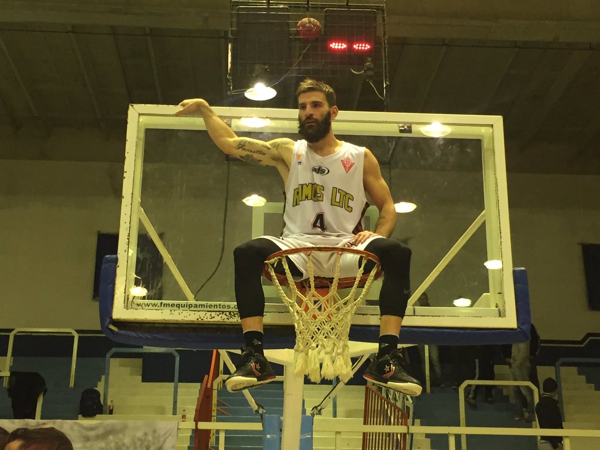 Los festejos del campeón 🥇 <a href="/RamosMejiaLTC/">Ramos Basquet</a> se consagró en el @basquetfederal e hizo historia