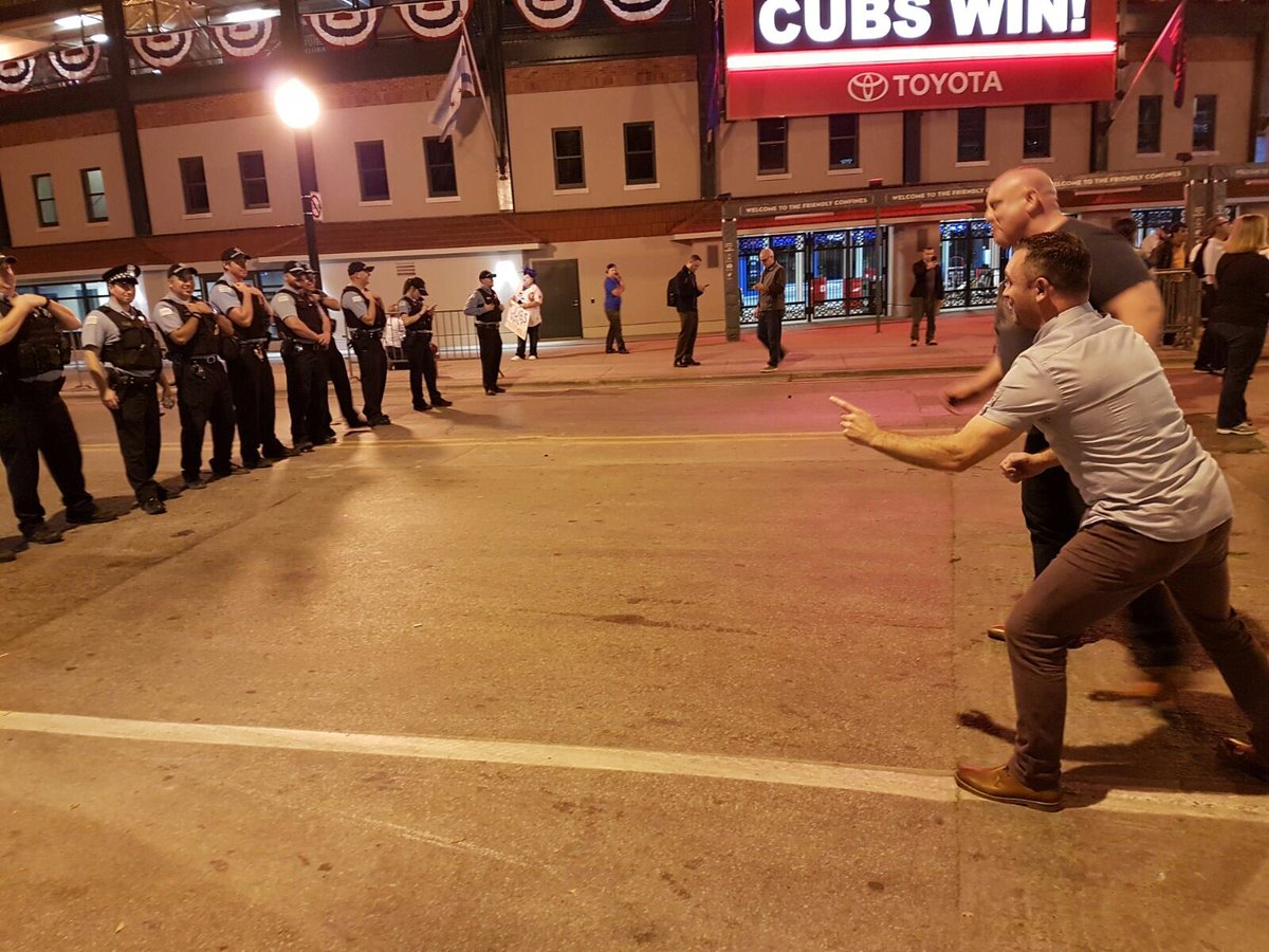 BowmanJamie's tweet photo. @DermotTodayFM @DaveTodayFM bulldog in Chicago the cops didn't respond 😂 https://t.co/QQ93NSMjzF