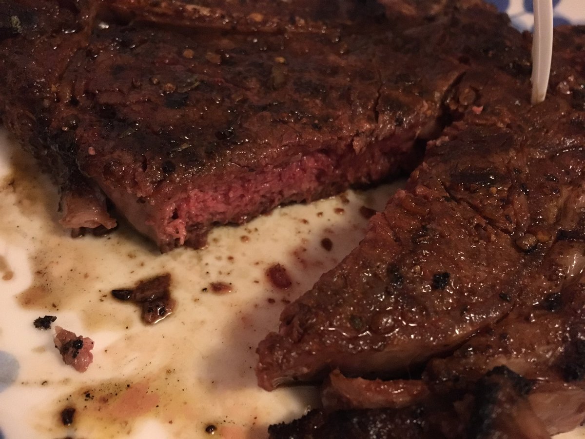 RaydonsRayd's tweet photo. 1 lb ribeye steaks tonight. Grilled to perfection. #RaydTheQue https://t.co/muYqGHKDYI
