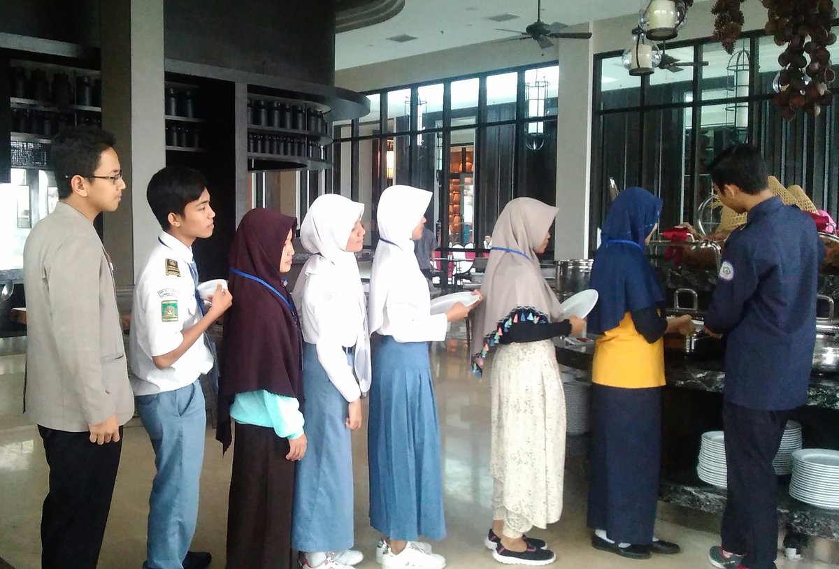 Al_Chusna's tweet image. Ketertiban itu cermin dari kesabaran dan kerendahan hati. 
#AyoBerubah2017 #PelatihanNTB