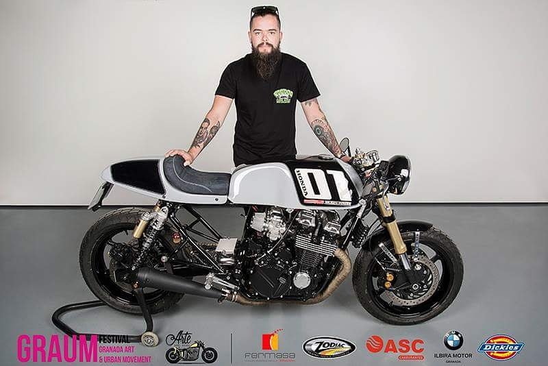 GraumFest's tweet photo. Descubrelo todo sobre la #Honda de Voodoo Garage y Jose Lopez q ganó el 4° premio del #BikeShow del #GraumFest!!
➡https://t.co/otNfljKuWL https://t.co/yC0T6ghUKx