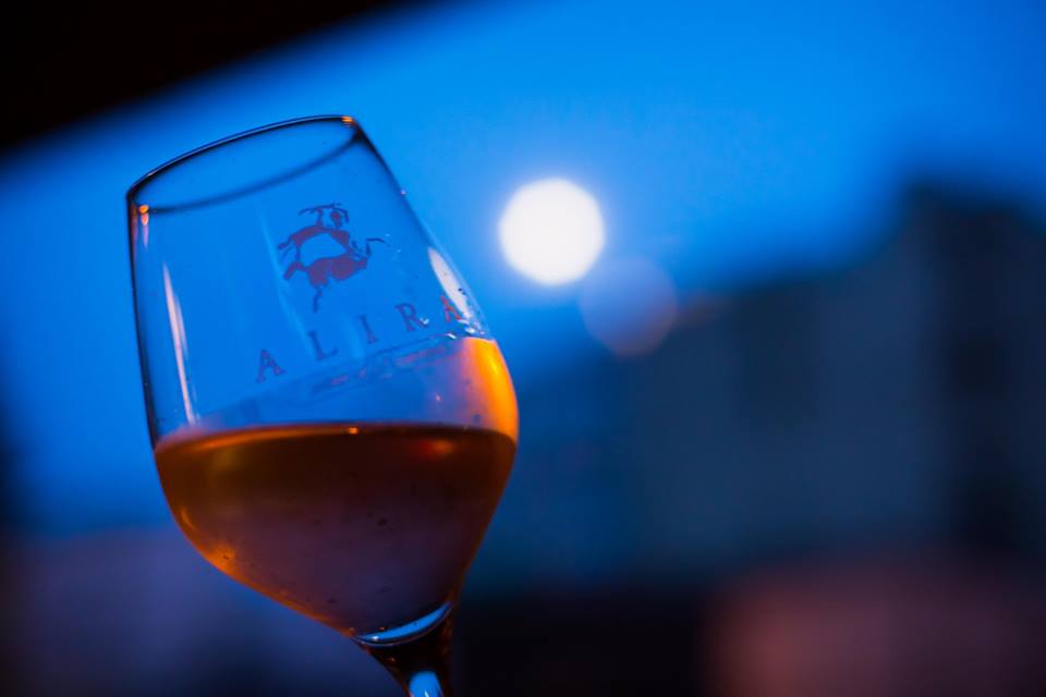 Alira_Vinul's tweet photo. Meditatii nocturne.#Alira #rose #rose2016 #urbanTies #CabernetSauvignon #FeteascaNeagra #wineAndFashion #GentlemenSocialNight #medalieDeAur https://t.co/5LVr4rAxCO