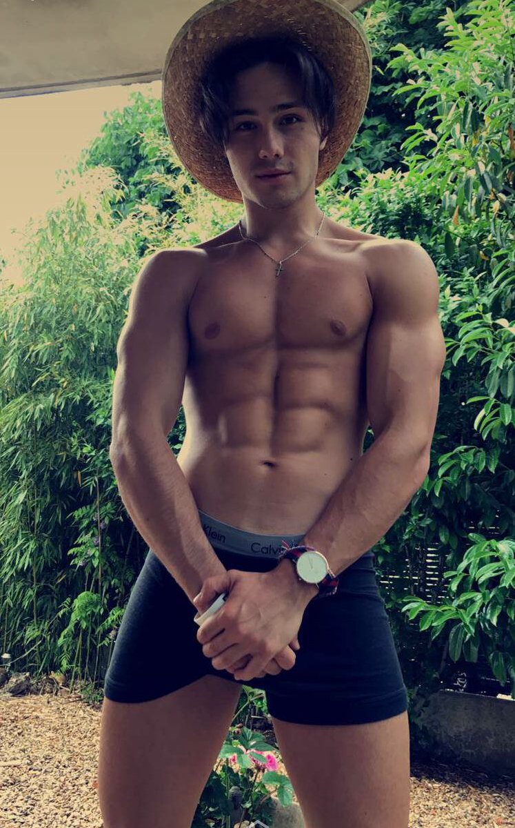 CutissismeGay's tweet photo. Summer. ☀️😳 https://t.co/1F9lVIvph8