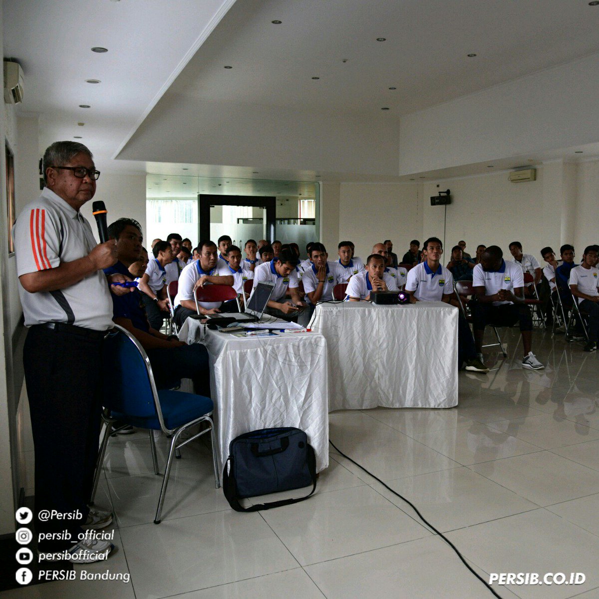 persib's tweet photo. Para pemain PERSIB sedang memperhatikan penjelasan tentang "Sports Integrity Matters FIFA Laws of the Games &amp; Doping Controls". #PERSIB https://t.co/QQQ6OE5n6Y