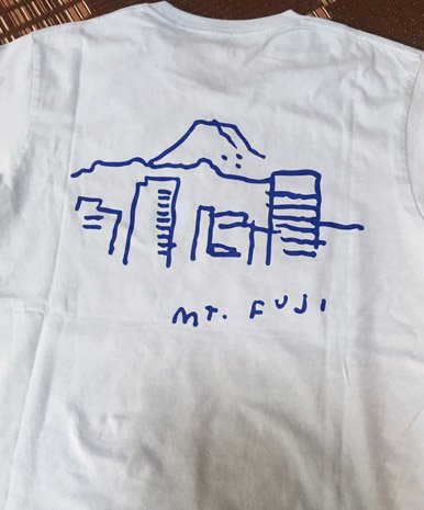 ゆっるいデザインに惹かれてユ〇クロでTシャツ買った 