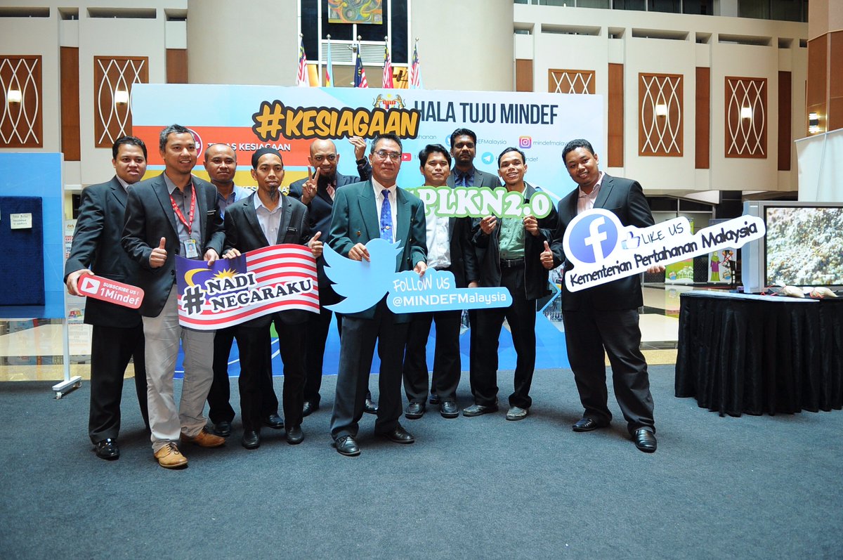 MINDEFMalaysia's tweet photo. 13 Jun 2017 - Photo Booth #HalaTujuMinDef dipenuhi Bahagian Pembangunan yang bergambar kenangan di Foyer Wisma Pertahanan. https://t.co/8tHK5df7Uj