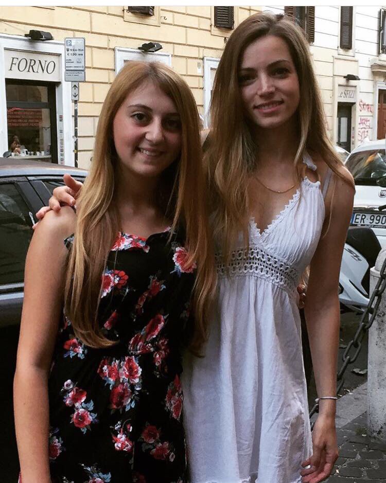 aurora_carmine's tweet photo. Ieri Aurora Ruffino ad un evento al teatro Brancaccio. Eccola con una fan. https://t.co/nqBF60gbrU