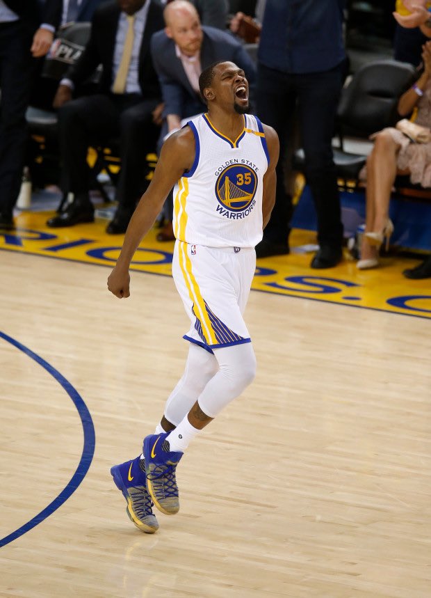 JustCallmeBHunt's tweet photo. 39 points on 14-19 shooting, 7 rebounds and 5 assists and the Finals MVP for sure. Cupcake what? https://t.co/eQKHsgjfgs