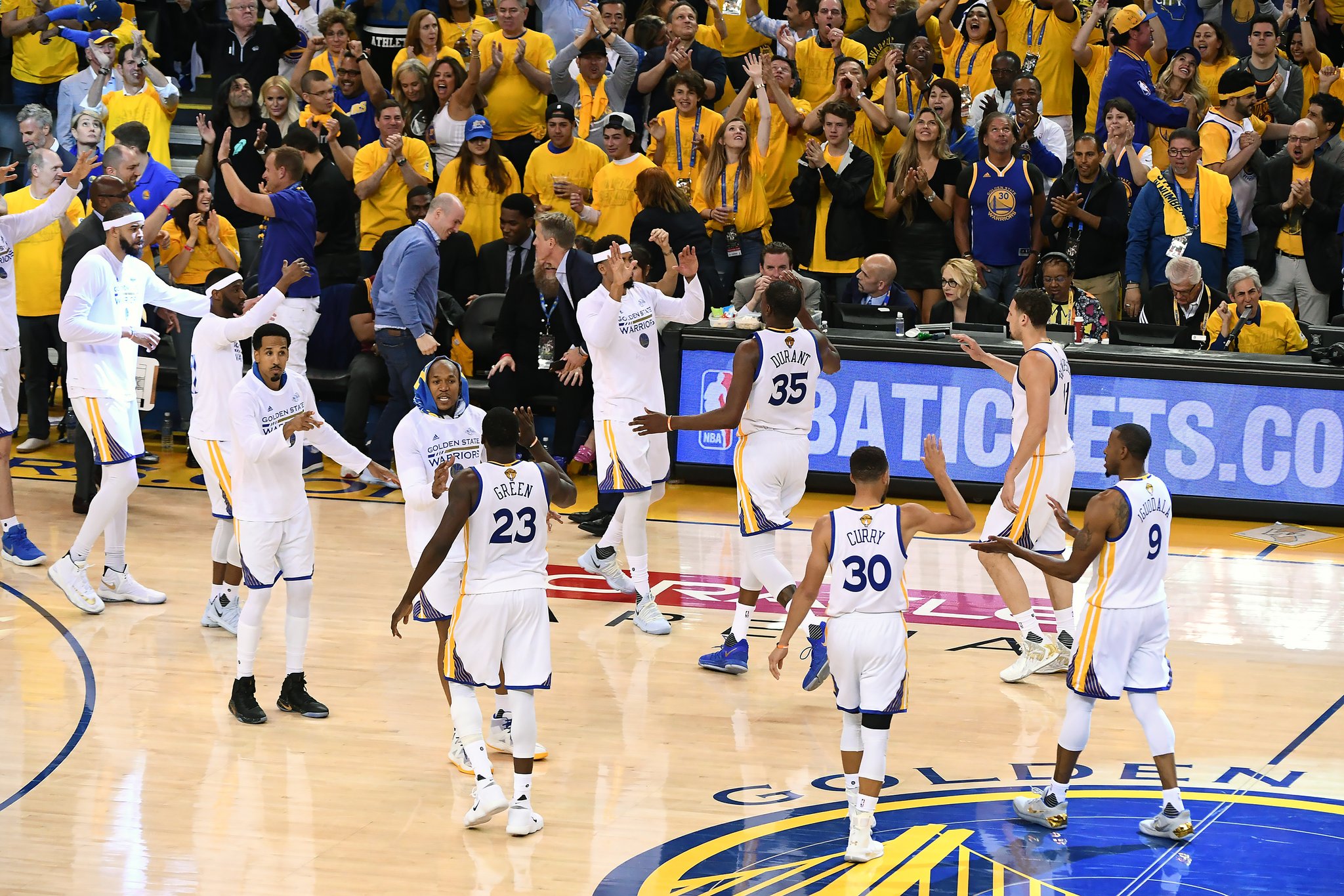 DCLAkxMXoAAQGPw.jpg:large