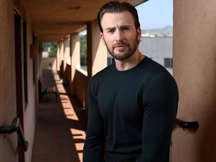 HandsTiedChloeX's tweet image. OH MY BABY! #HappyBirthdayChrisEvans hope you have a magical day today! Now to watch all Chris movies today! I LOVE YOU CHRIS 😍😘💕