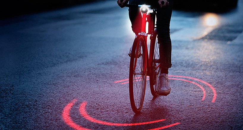 無灯火減少に繋がるか 地面にライトを照らす自転車がかっこいい 魔力発動しそう サイバーな感じがかっこいい Togetter