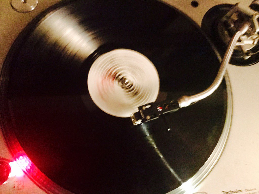JetSetDreams's tweet photo. Fun #musical night! #music #friends #turntable #dancing #singing #neighbors #records #vintage https://t.co/gBUQPJVbQi