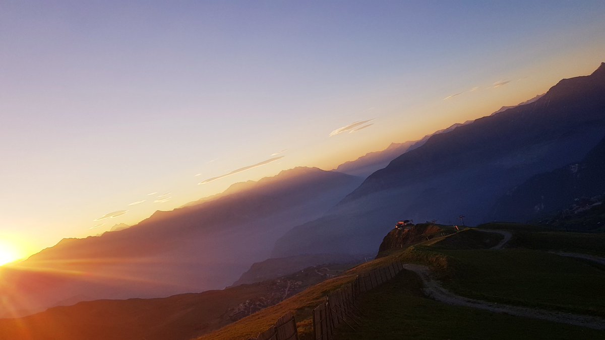 LambertNiko73's tweet photo. Lever de soleil sur la vallée de la Maurienne https://t.co/mM8OQpRh4G