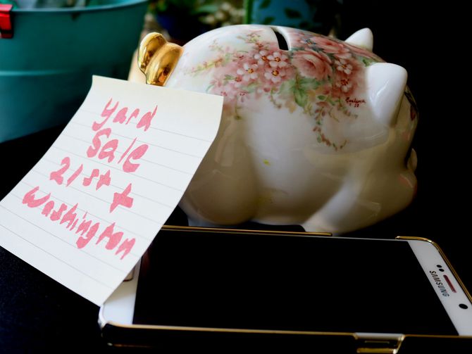 CNET's tweet photo. How to skip the yard sale and hawk your stuff online https://t.co/SSCidmgQBQ https://t.co/VU5A5yKGni