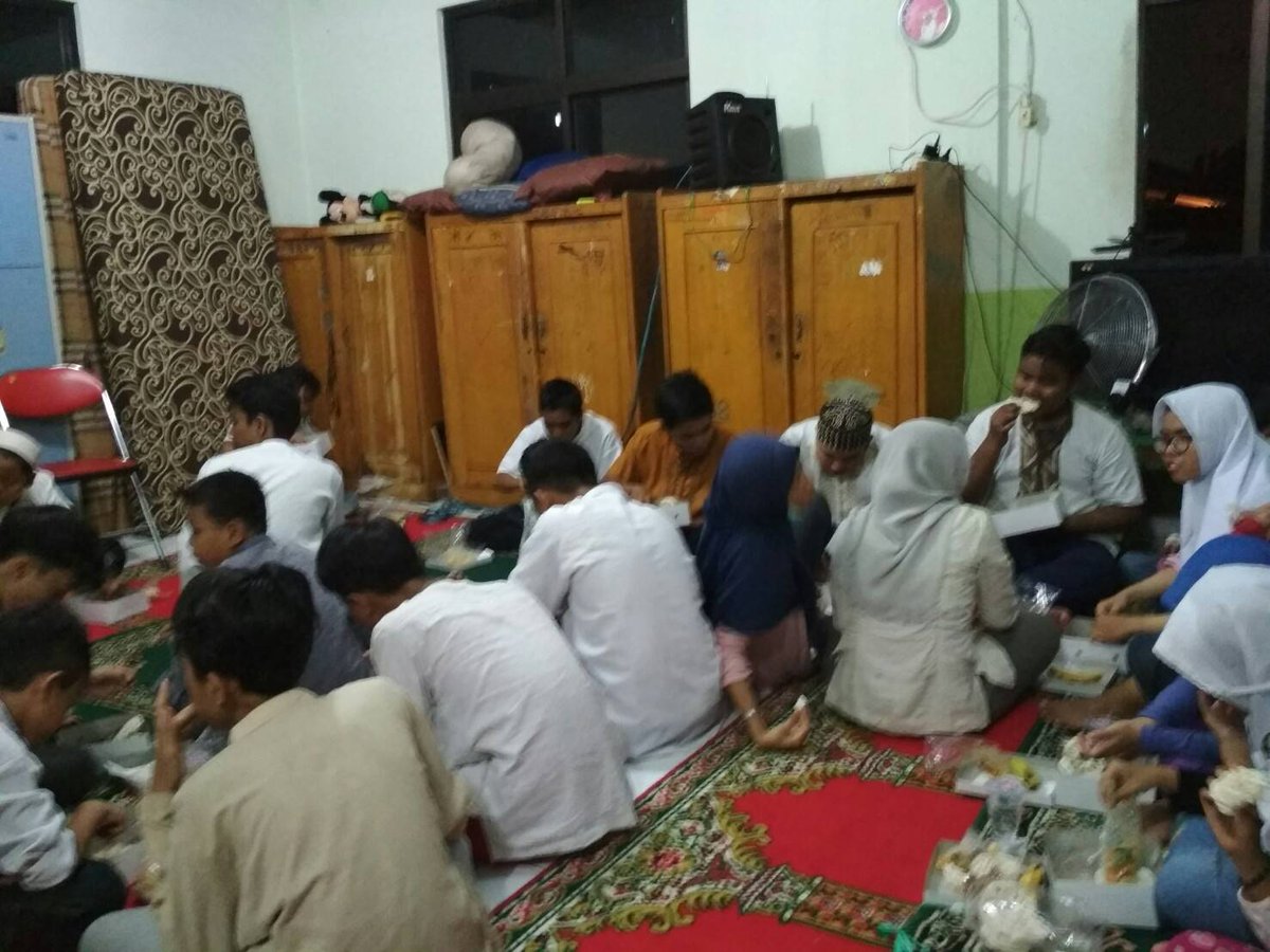 ARMYNESIAXBTS's tweet photo. 🎁170711
Army Indonesia celebrate BTS 4th anniversary with breaking the fast ( buka puasa bersama ) at Kebagusan orphanage 🙏 https://t.co/IAkM6bTZOp