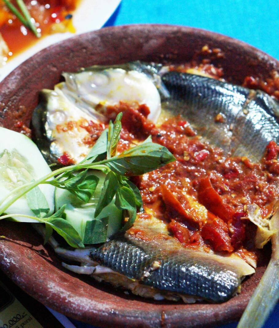 ayambakarWAR's tweet photo. Bandeng Penyet Tanpa Duri ala Warung Apung Rahmawati. Lebih nikmat jika ditemani dengan segelas Es Beras Kencur ^^ https://t.co/6yPmKctHOM